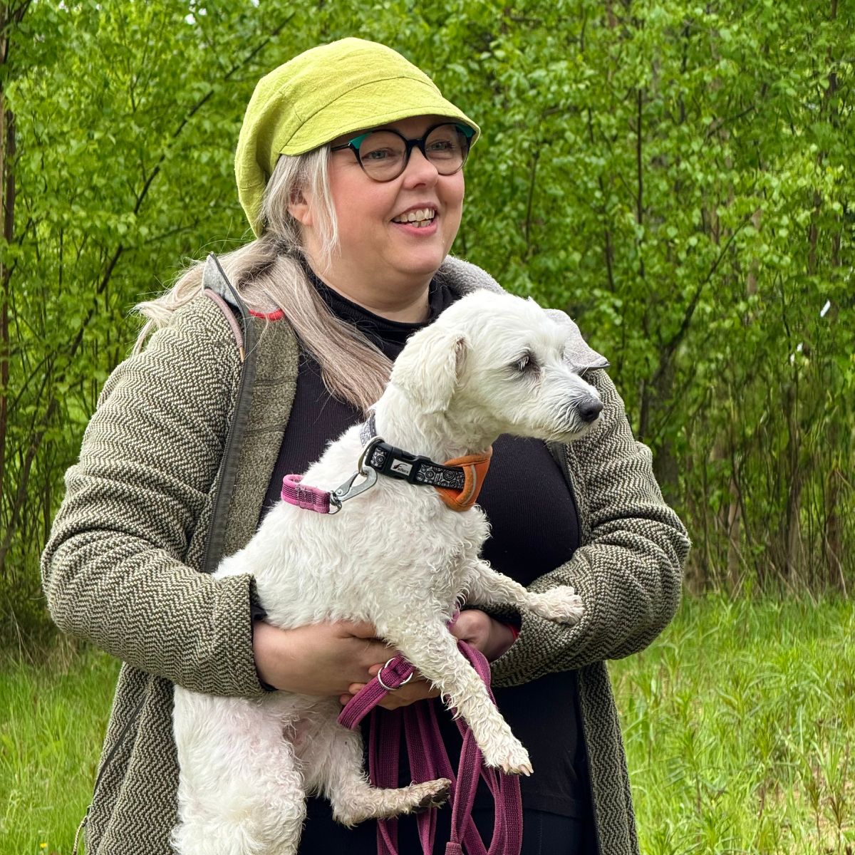 Essi-koira Päivin sylissä.
