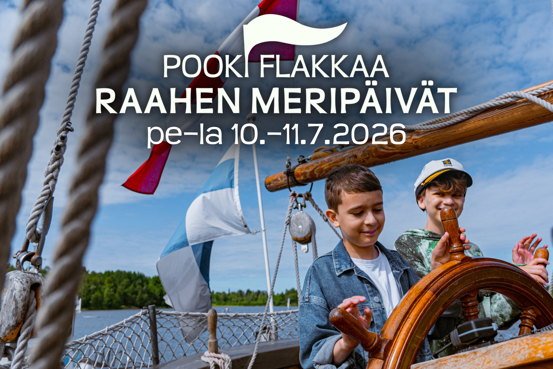 Mainoskuva Meripäivistä, jossa kaksi lasta ohjaamassa ruoria perinnealuksella.