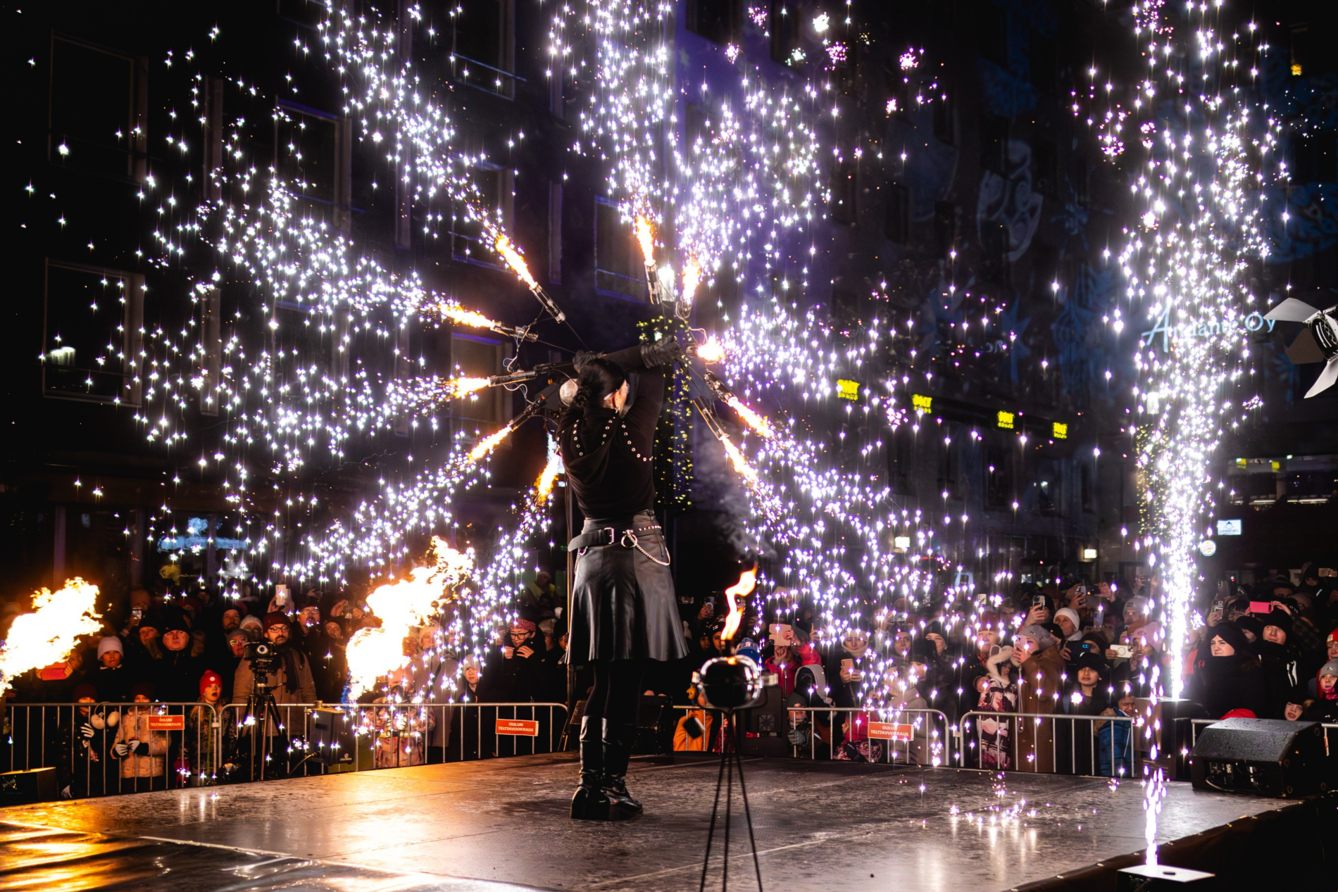 Tuluxxian tulishow pyrotehostein.