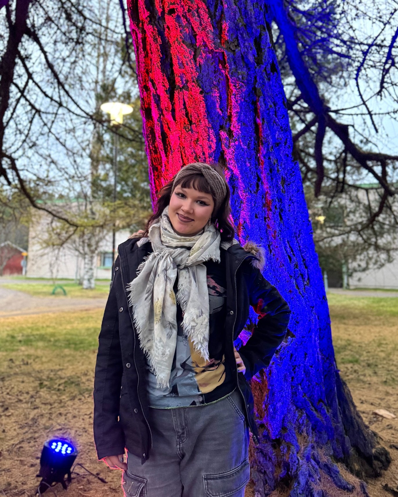 Sara Nurmiaro valaistujen puiden edustalla.