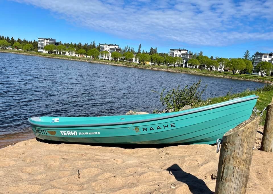 Turkoosi kaupunkisoutuvene Smitti.