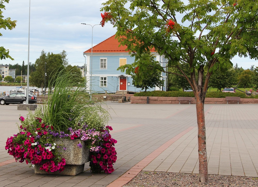 Rantatori taustallaan Pakkahuoneenmuseo. Kuva Tita Haapajoki