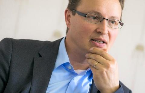 Raahen kaupunginjohtaja Ari Nurkkala. Kuva: Raahen kaupunki. Mietiskelevän näköinen mies puku päällä.