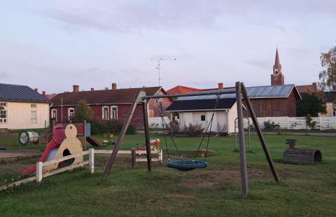 Entisen päiväkodin pihakalustus oli huonokuntoista ja poistetaan. Kuva Tita Haapajoki Entisen päiväkodin pihamaa.