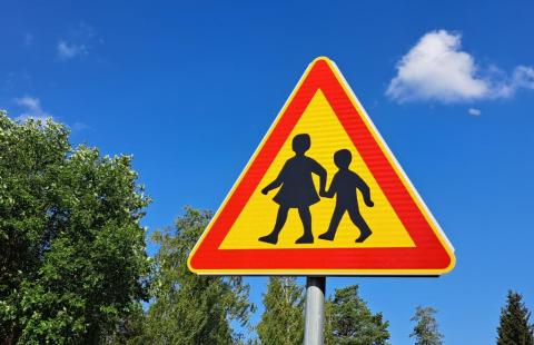 Autoilijat olkaa valppaina varsinkin koulumatkojen varrella. Liikennemerkki varo lapsia.