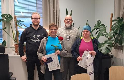 Kuvassa työpäällikkö Eemeli Ojaniemi, puutarhuri Tita Haapajoki, henkilöstöpäällikkö Seppo Sarlin sekä kunnossapitotyöntekijä Maija Vedenoja.