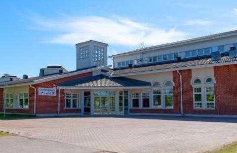 Raahen Harakkamäen koulu. Kuva: Anni Mämmelä. Harakkamäen koulun julkisivu.