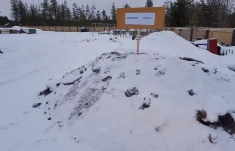 Hiekoitushiekkaa kasa Vihannin varikolla.