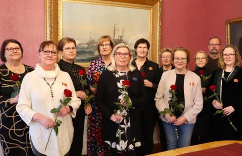 Ansiomerkkien saajat rivissä Raatihuoneella.