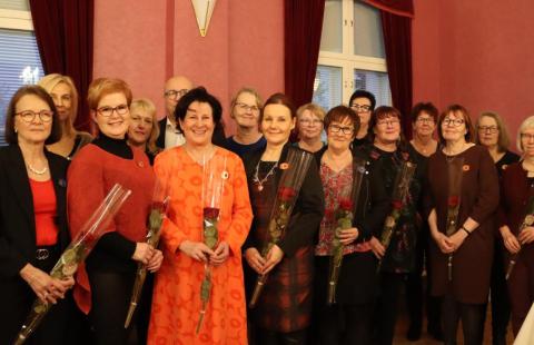 Kuvassa ansiomerkin saaneet Raahen kaupungin työntekijät.