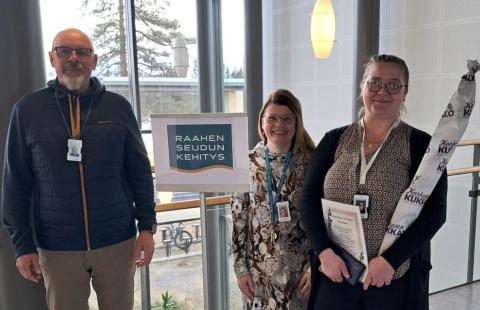 Kuvassa henkilöstöpäällikkö Seppo Sarlin, työhyvinvointiasiantuntija Piia Suomela sekä hallintoasiantuntija Mia Kastelli. 