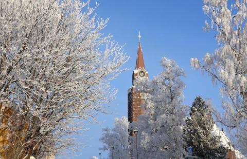 Raahen kirkon torni aurinkoisessa talvisäässä.