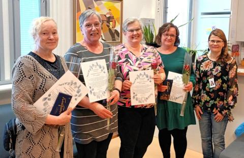 Kuvassa Raahen kaupungin Kuukauden työtiiminä palkittu Haapajoen koulun YPI-luokan henkilökunta.