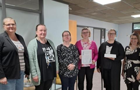 Kuva: Anne-Maria Tokola. Kuvassa henkilöstösuunnittelija Kirsi Lehtikangas, hallintoasiantuntija Ritva Mikkola, toimistosihteeri Nina Teräslahti, hallintosihteeri Vuokko Pieniniemi, toimistosihteeri Päivi Vares sekä työhyvinvointiasiantuntija Piia Suomela.