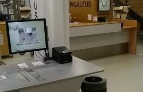 Lainaus- ja palautusautomaatit. Kuva: K. Asukas. Pöytä ja näyttöruutu.