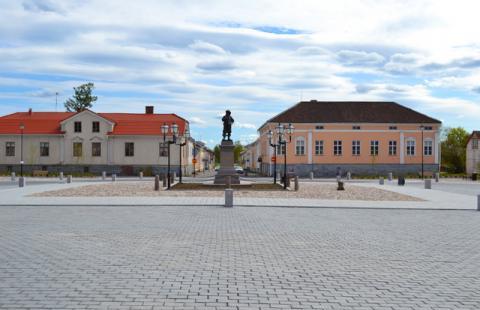 Toriaukio, minkä keskelle on sijoitettu Pehr Brahen patsas.