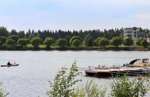 Kaksi melojaa kesäisellä Pikkulahdella.