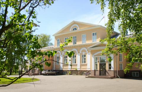 A two-storey building whose inner yard provides two entrances into the building.