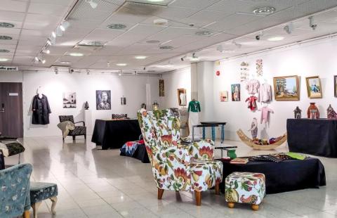 Kuvassa Raahe-opiston kurssitöitä kevätnäyttelyssä Galleria Myötätuulessa