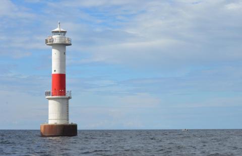 Valokuva Raahen kasuunista eli majakasta Raahen edustalla.