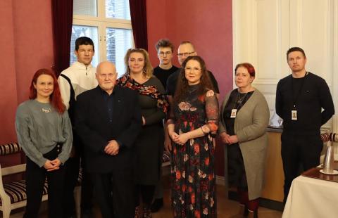 Raatihuoneen juhlasalissa kuvattuna vuoden 2024 urheilusuorituksista palkitut henkilöt.