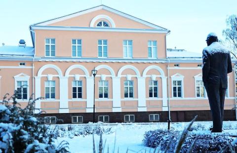 Kuva talvisesta Raatihuoneesta merenpuolelta kuvattuna.