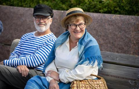 Kuva: Susanna Halonen Kaksi ihmistä istuu penkillä.