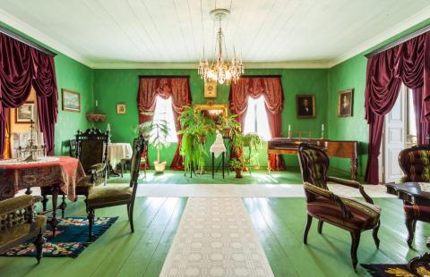 Vihreäpunainen sali puettuna 1800-luvun rokokoo-huonekaluin.