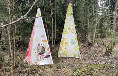 Lasten ja nuorten rakentamia taidetelttoja metsässä