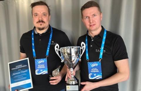 Vesipekan palkinnon vastaanottivat liikuntapalvelupäällikkö Toni Ojala ja liikuntapalvelukoordinaattori Janne Mykkänen Raahen kaupungilta.