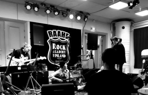 Raahen Rock Academy bändi harjoittelemassa, kuva mustavalkoinen