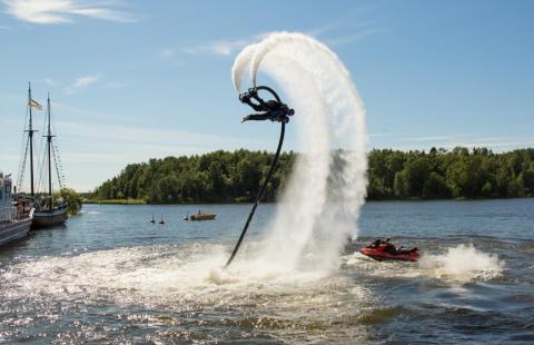 Flyboard-näytös Pikkulahdella.