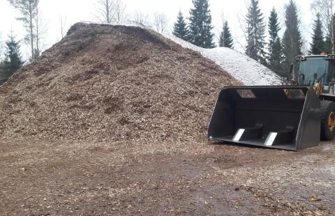 Risuista tehdään haketta ja kierrätetään energiakäyttöön. Hakekasa ja työkone.