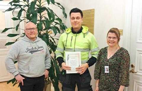 Kuvassa rakennusmestari Timo Salonen, kiinteistönhoitaja Jussi Pöppönen sekä työhyvinvointiasiantuntija Piia Suomela.