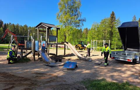 Vanhoja leikkivälineitä puretaan Honganpalonpuistossa.