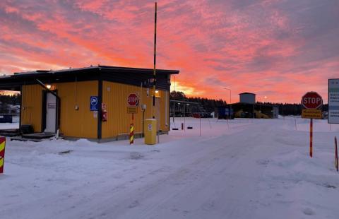 Jäteasema talvella auringonlaskun aikaan.