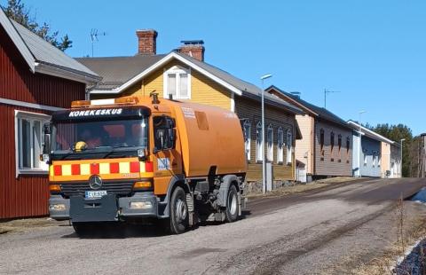 Kadun puhdistusta lakaisuautolla.