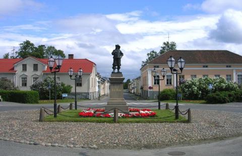 Putsad tvåvåningsbyggnad från 1800-talet.