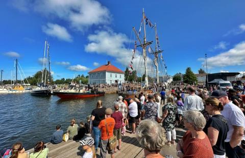 Yleisöä seuraamassa Meripäivien ohjelmaa Museonrannassa.