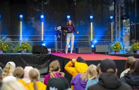 Vatsastapuhuja Sari Aalto esiintymässä Raahen Pimiöillä.