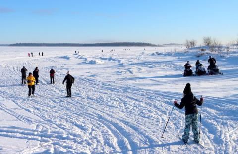 Hiihtäjiä jäällä.