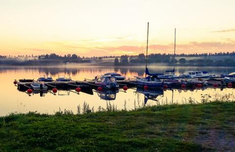 Huviveneitä Pikkulahden laiturissa