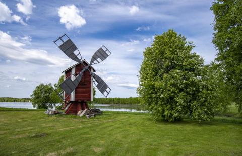 Puinen mylly Vihannin Kirkkojärven rannalla.