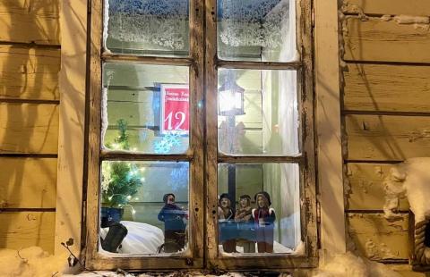 Koristeltu jouluikkuna.