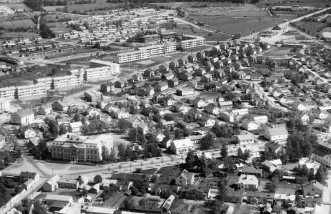 Viistokuva Miljoonaperältä. Postikortti 1960-luvulta. Lähde: Raahen museo. Mustavalkoviistokuva Miljoonaperältä 1960-luvulla. Kuva on Raahen museo.n arkistosta.