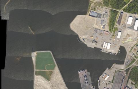 Kuvassa on näkymä Raahen sataman alueesta kohtisuoraan ylhäältä katsottuna.