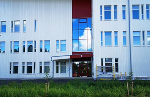 Antinkankaan nuorisotila. Antinkankaan nuorisotilan sisäänkäynti Antinkankaan koululla.