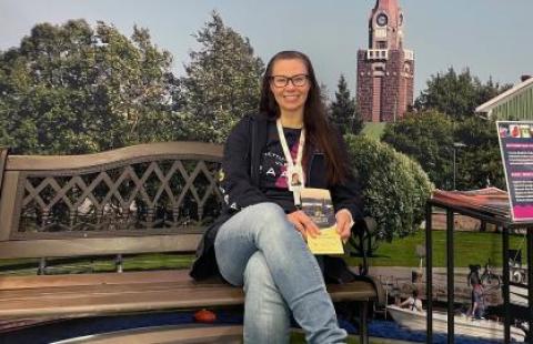 Johanna kuvattuna puiston penkillä Oulu2026-avajaisissa Oulun Pekurissa Raahen osastolla.