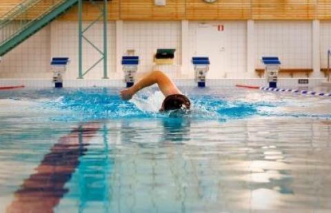 Kuva: Tiina Lämsä. Mies uimassa Vesipekassa.