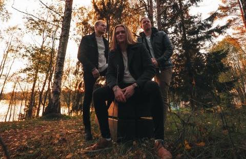Wild Sleep promokuva. Syksyisessä metsässä kolme nuorta miestä poseeraa kameralle.